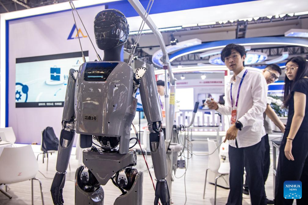 Demostración de un robot humanoide en la Exposición Mundial de la Industria Inteligente 2025
