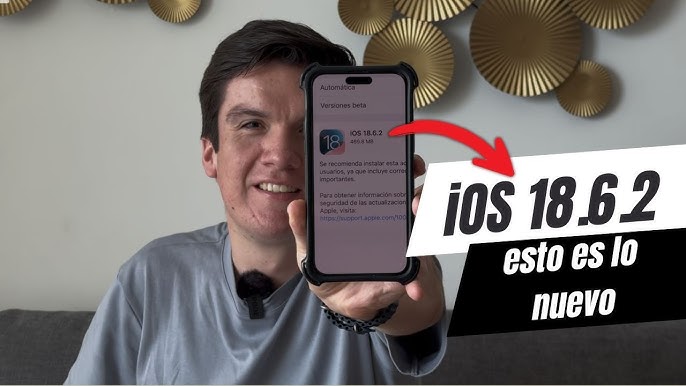 Persona sosteniendo un iPhone con iOS 18.6.2