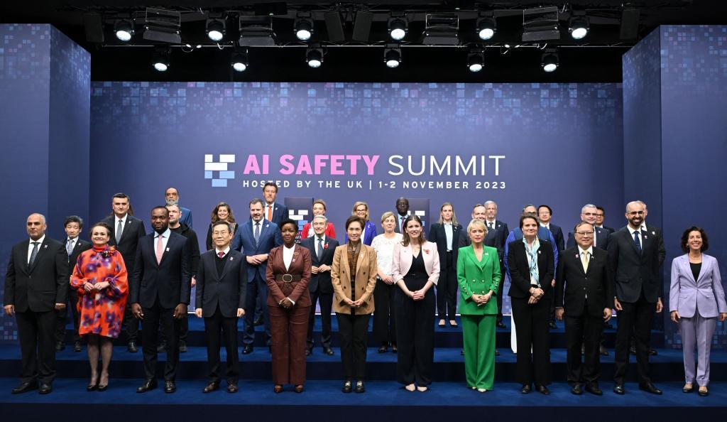 Conferencia de seguridad sobre IA con varios participantes en un escenario