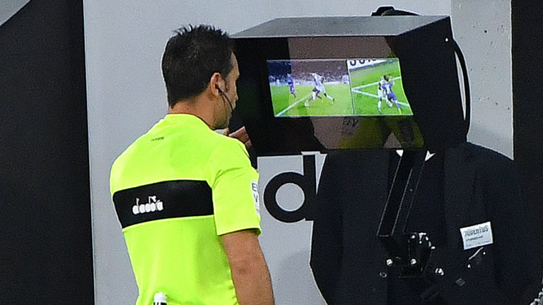 داور در حال استفاده از VAR