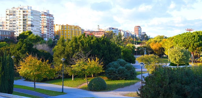 Ciudad con espacios verdes para mitigar el calor urbano