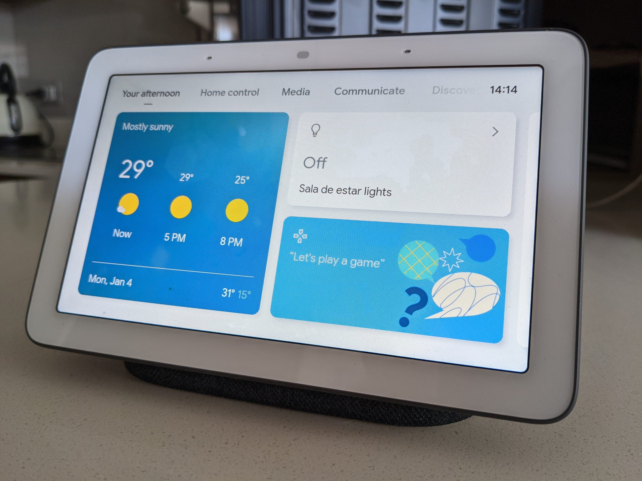 Pantalla inteligente mostrando control del hogar, clima y juegos