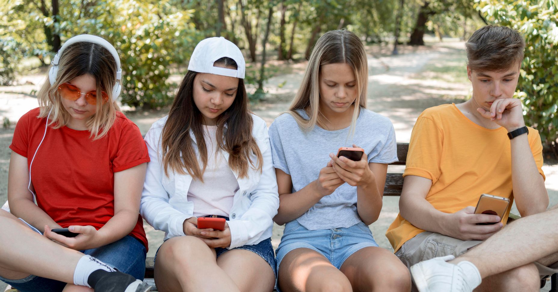 Adolescentes usando sus teléfonos