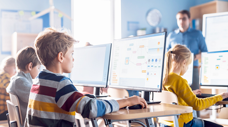 فصل دراسي حديث / Modern classroom