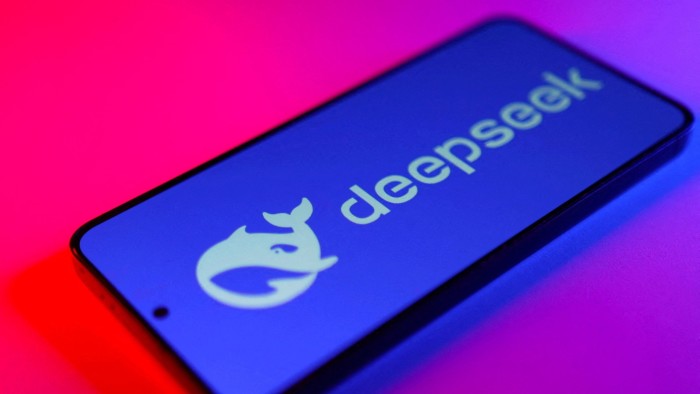 Logo de DeepSeek mostrando en la pantalla de un teléfono móvil