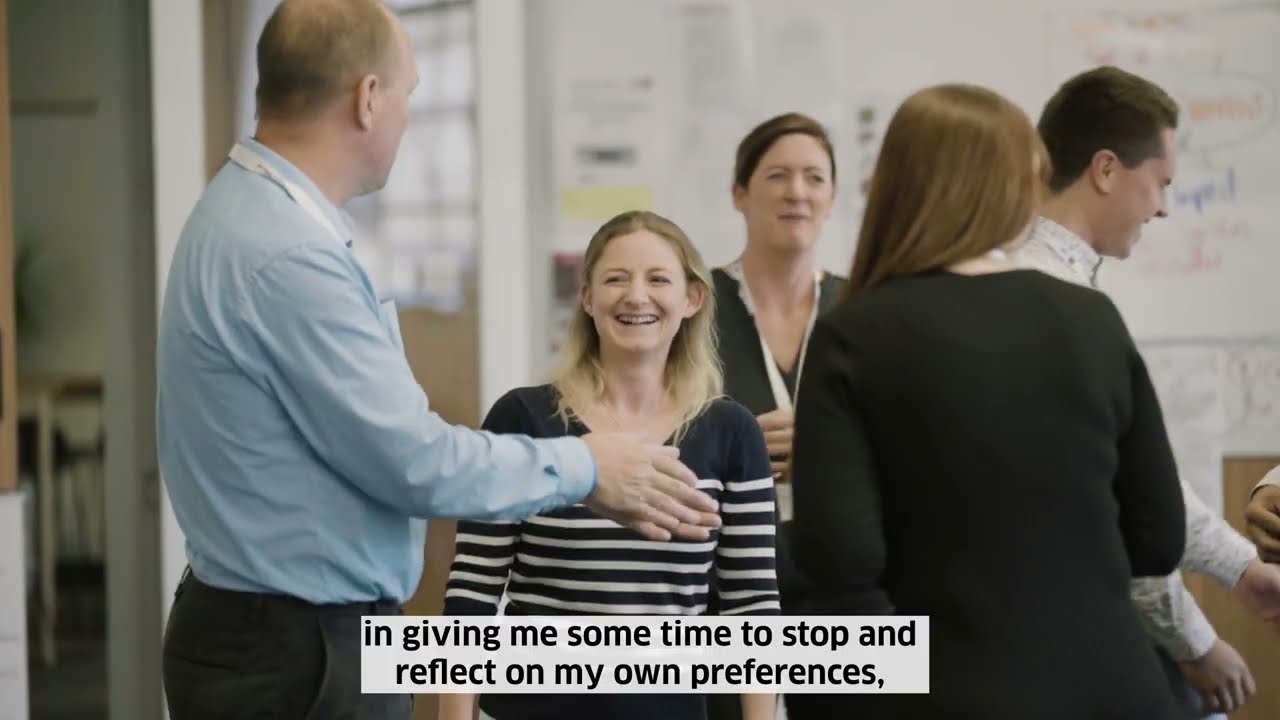 Estudiantes colaborando en un entorno de aprendizaje intensivo