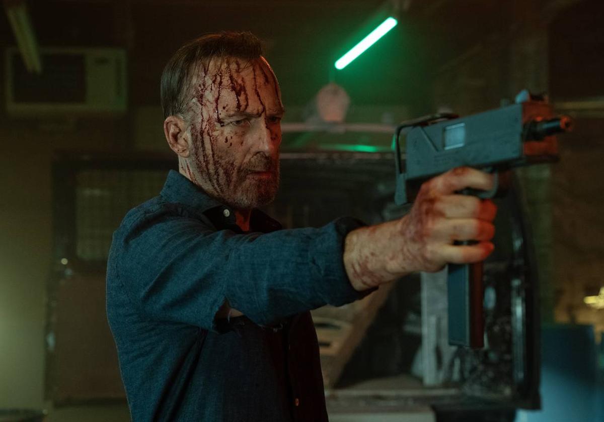 Bob Odenkirk en una escena intensa de Nadie 2