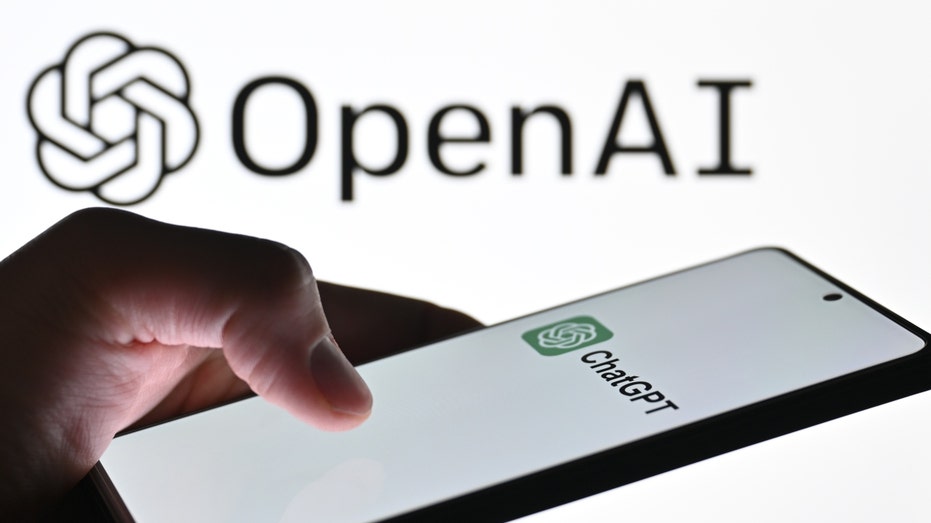 Teléfono con aplicación ChatGPT y logo de OpenAI