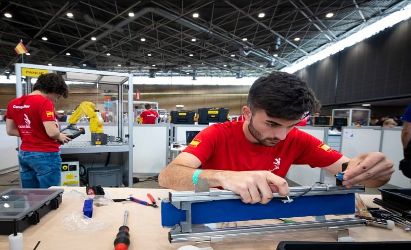 Profesionales trabajando con sistemas robóticos en un entorno industrial