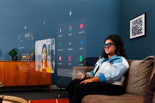 Mujer usando gafas de realidad aumentada en un entorno profesional