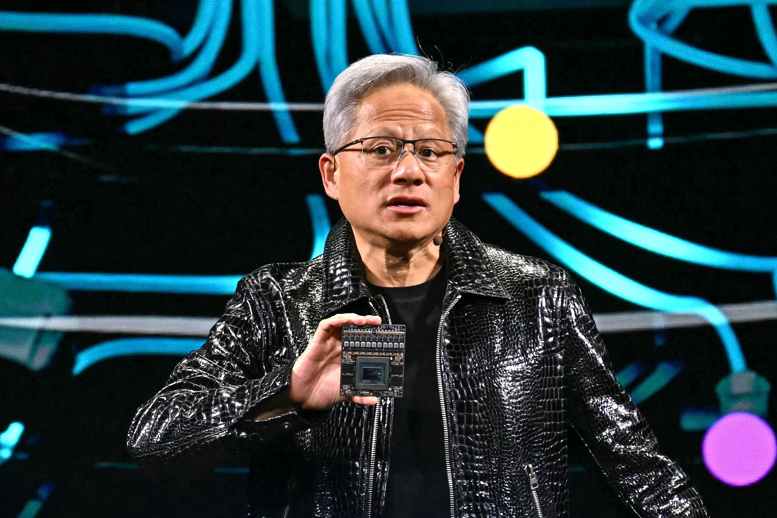 Jensen Huang presentando un chip de NVIDIA