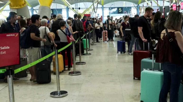 Colas de seguridad en un aeropuerto