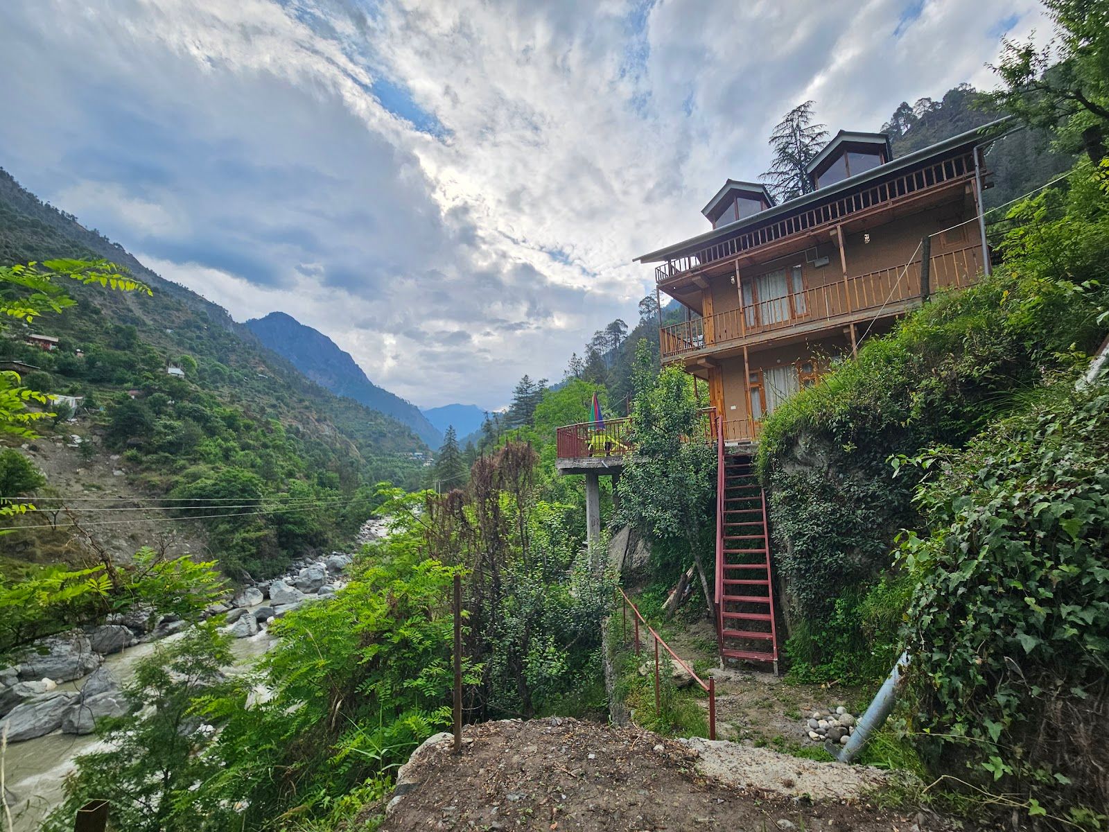 Parvati Riverside Cottage