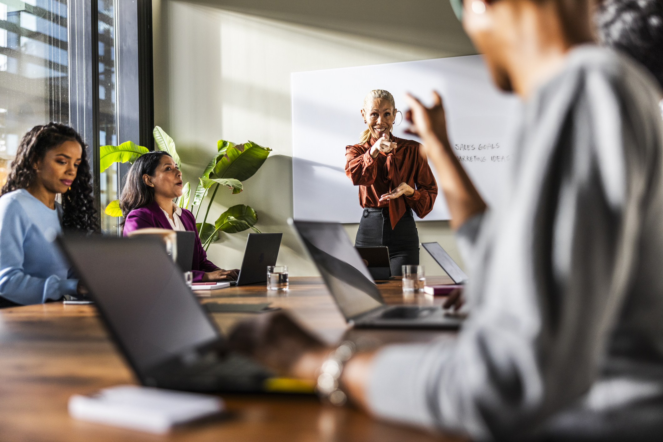 Emprendedores construyendo su negocio con AGILEMPRENDE