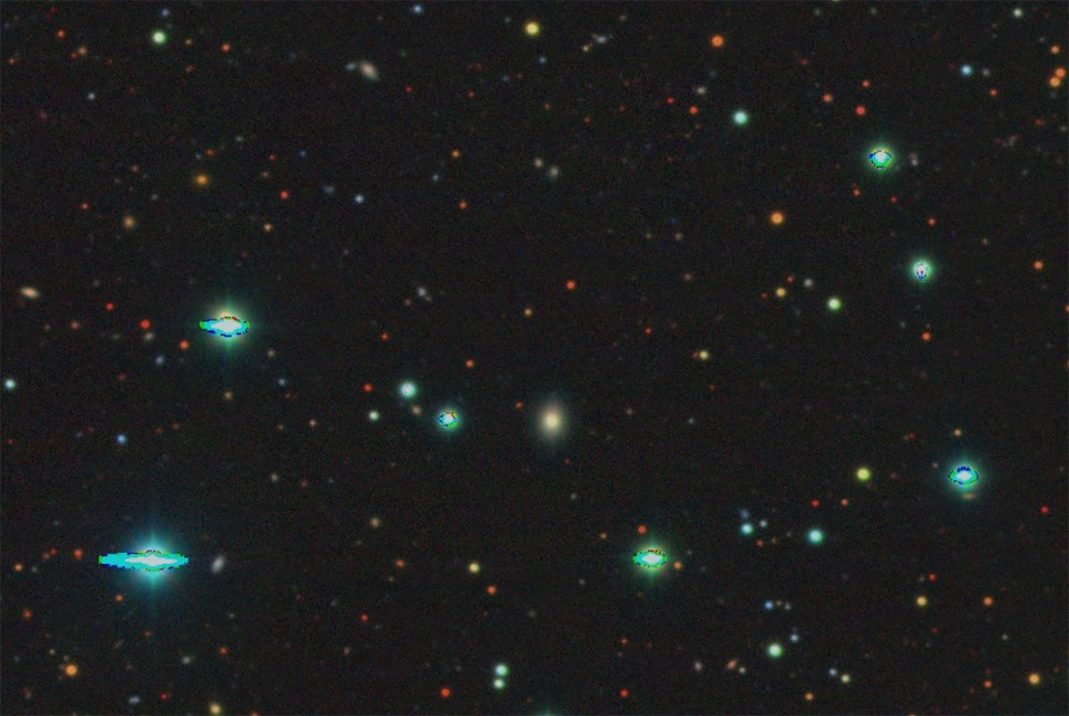 Cielo estrellado con múltiples galaxias y estrellas