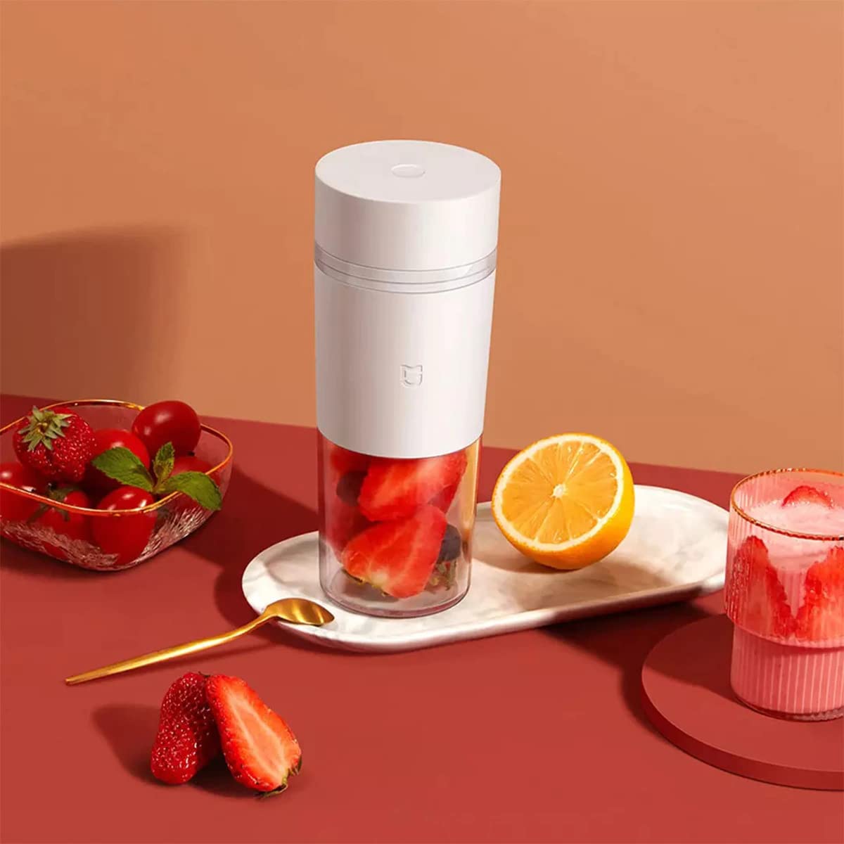 Xiaomi Portable Blender con fresas y naranjas