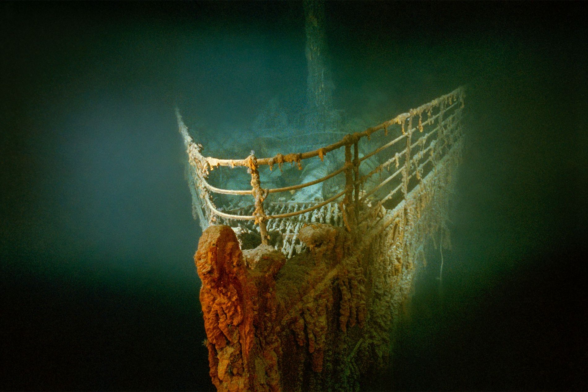 Proa del Titanic en el fondo del océano, mostrando su deterioro tras más de un siglo bajo el agua
