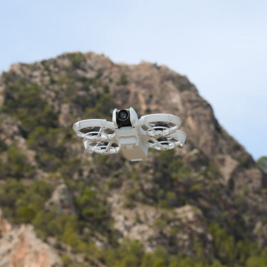 DJI Neo volando sobre un paisaje montañoso