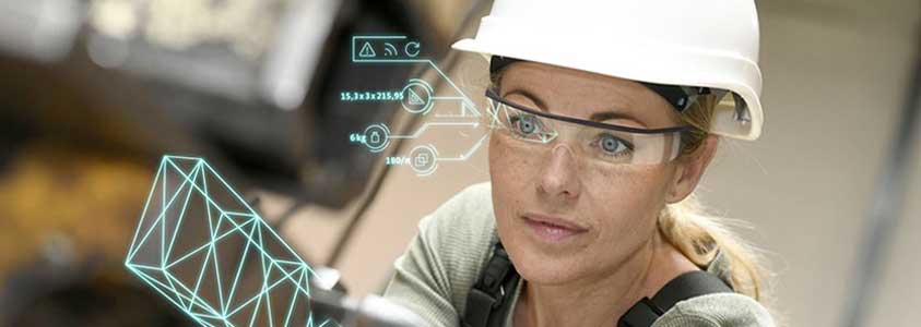 Handwerker mit Smart-Brille und 3D-Modell
