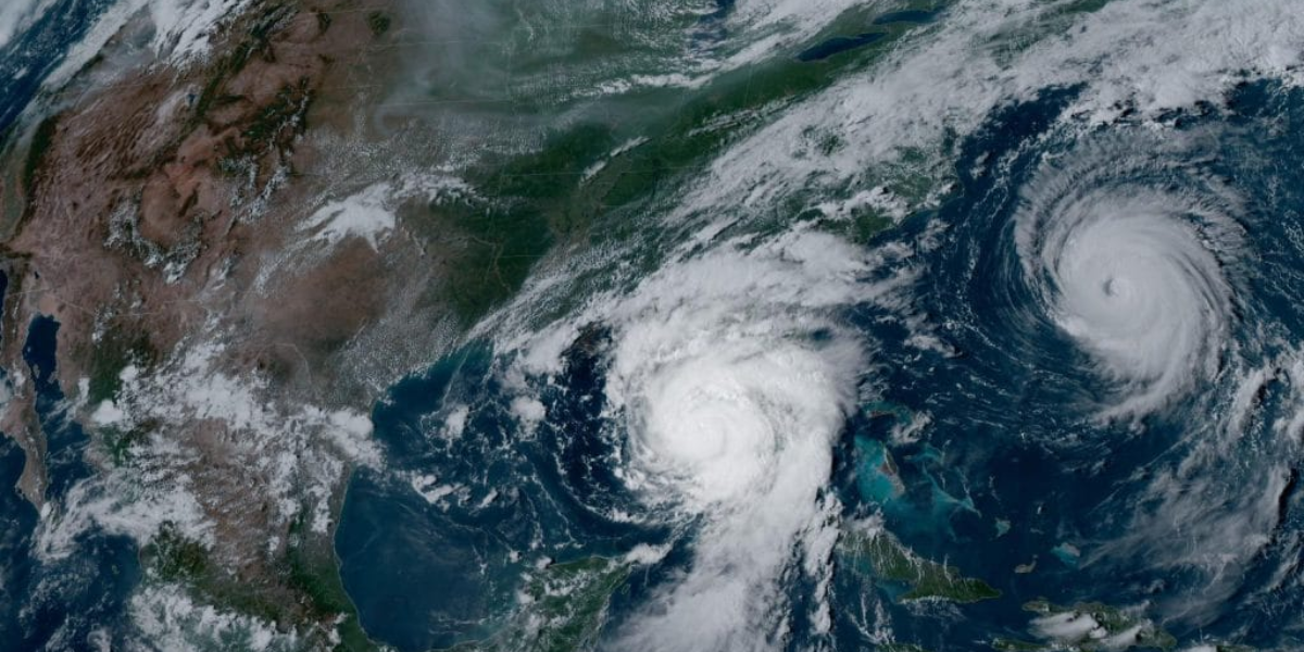 Imagen satelital de dos huracanes masivos en el océano