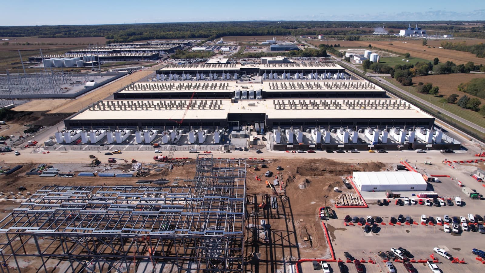 Vista aérea de un centro de datos masivo en construcción