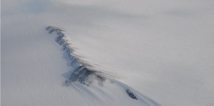 Superficie de hielo antártico con formaciones de viento