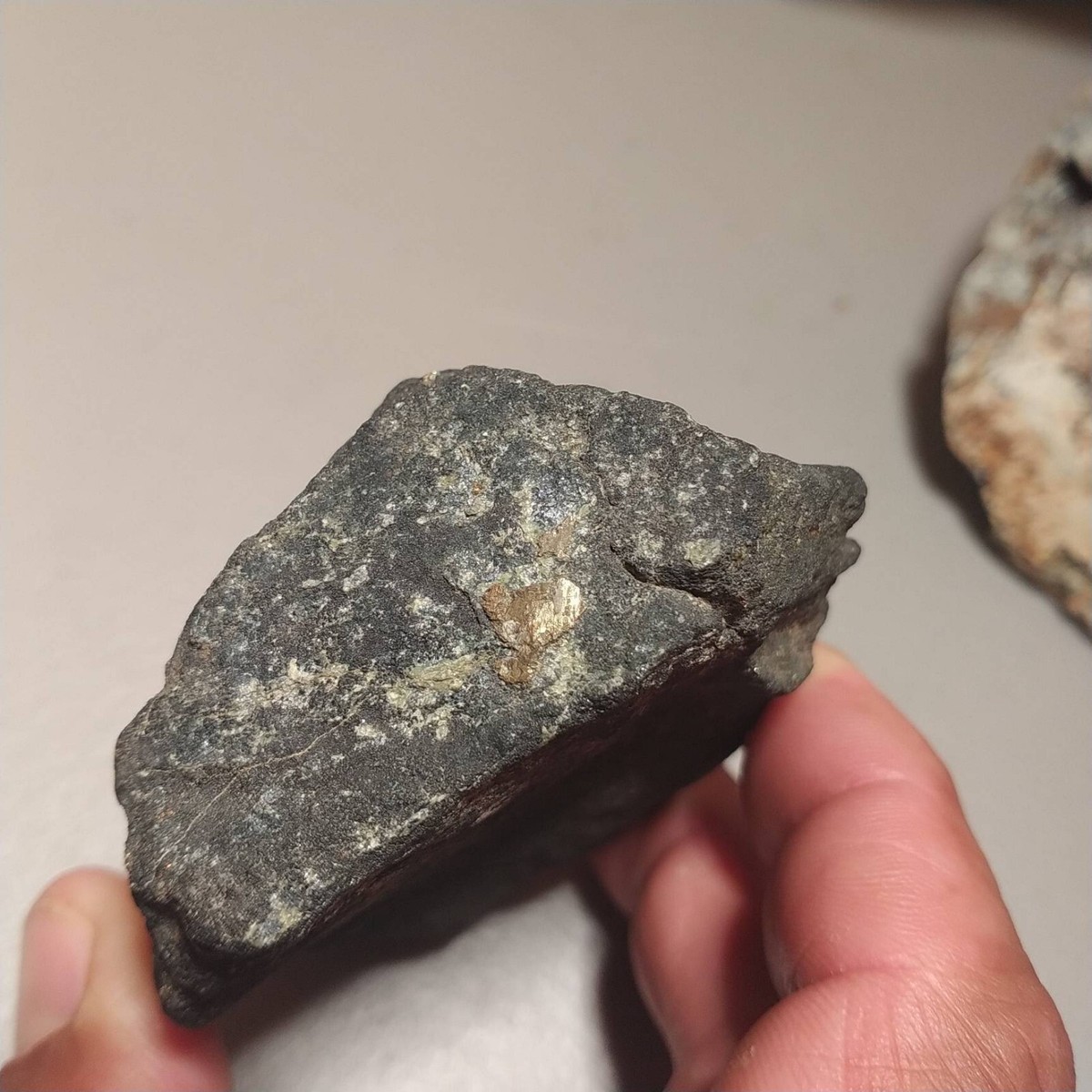 Mineral de oro en bruto extraído de yacimientos colombianos