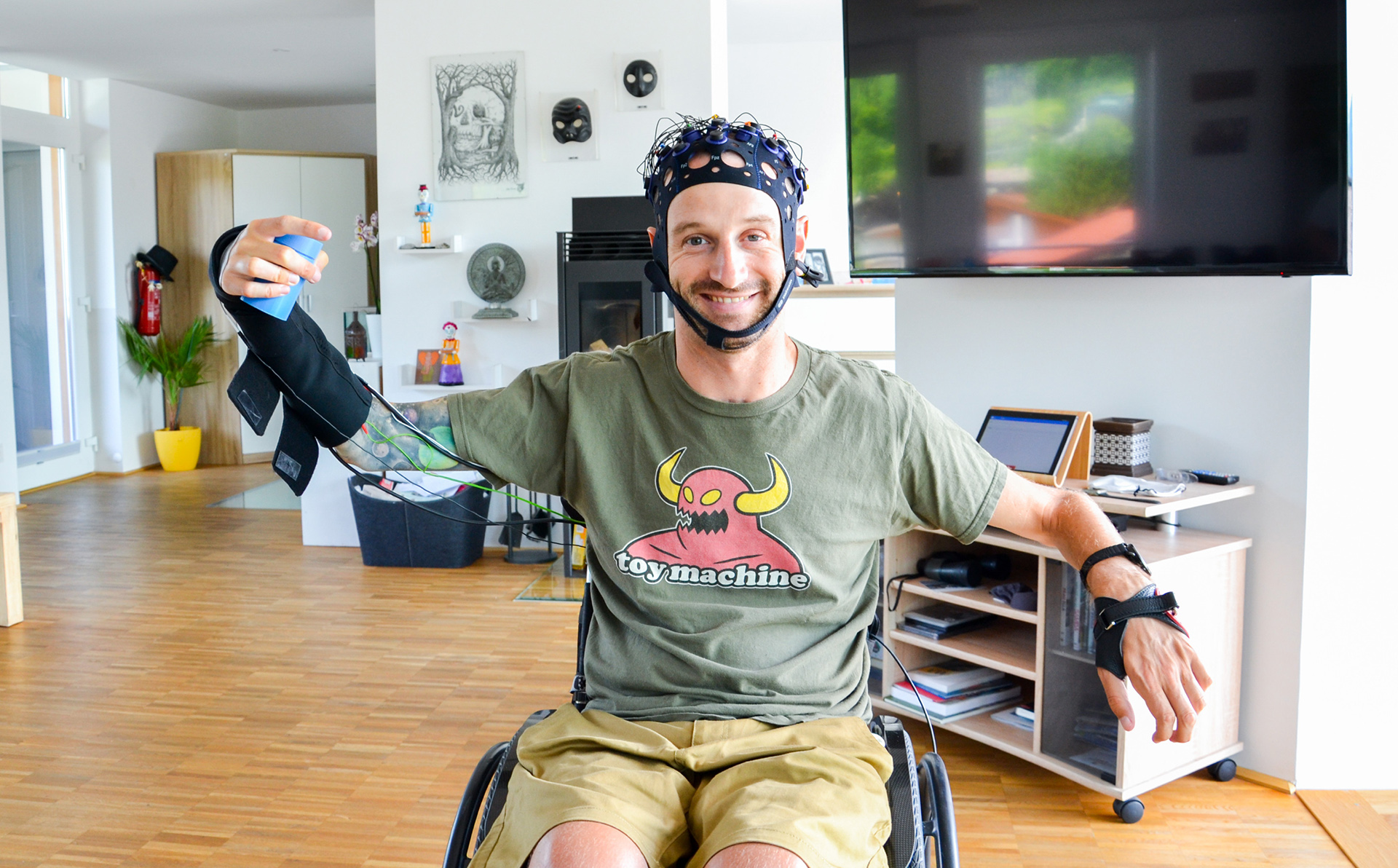 Hombre en silla de ruedas utilizando un dispositivo de interfaz cerebro-computadora