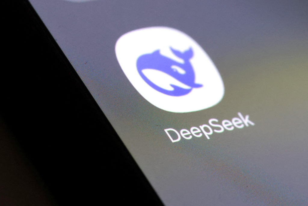 Icono de la aplicación DeepSeek mostrando en un teléfono móvil