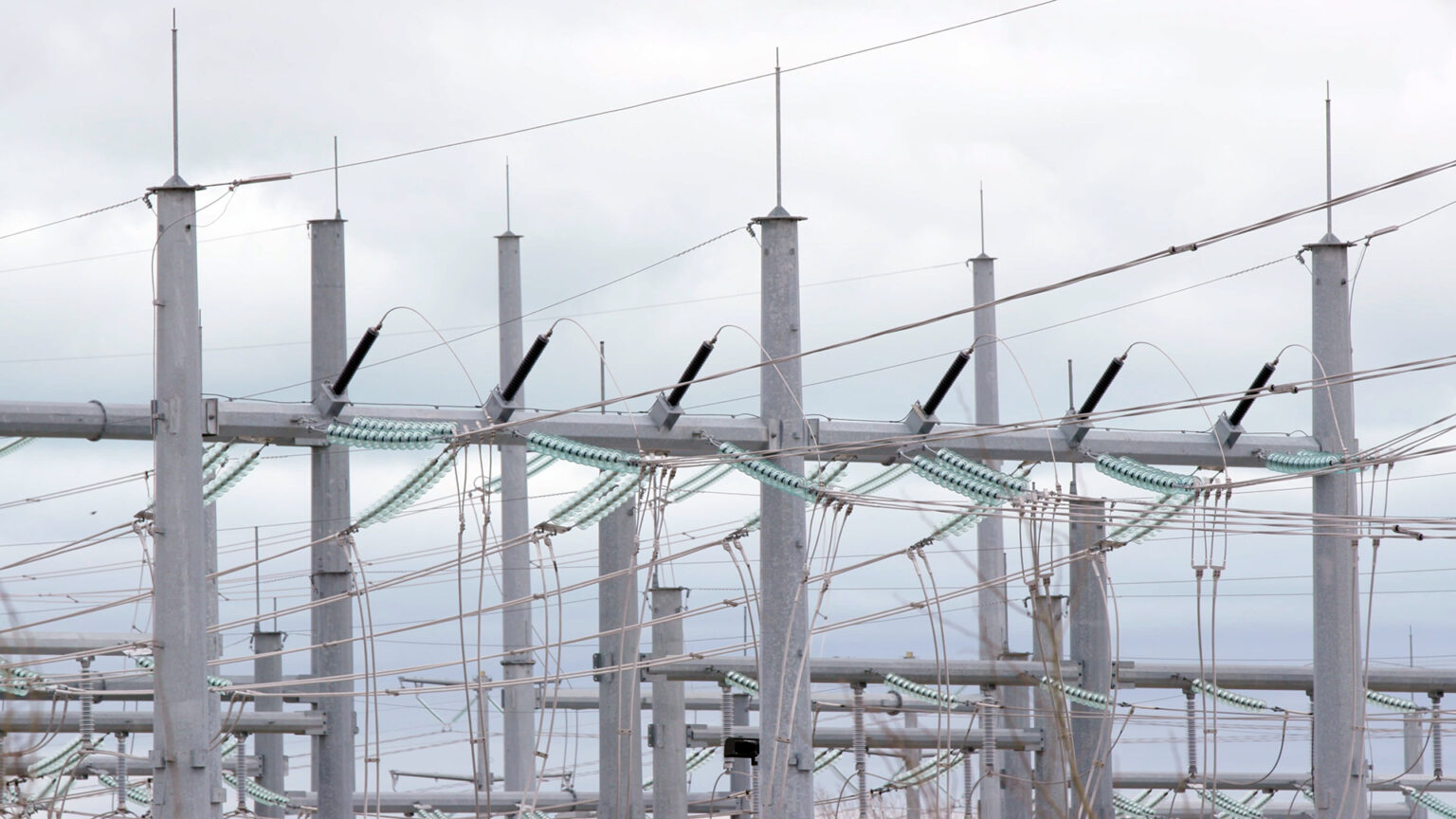 Subestación eléctrica de alta tensión conectada a centros de datos