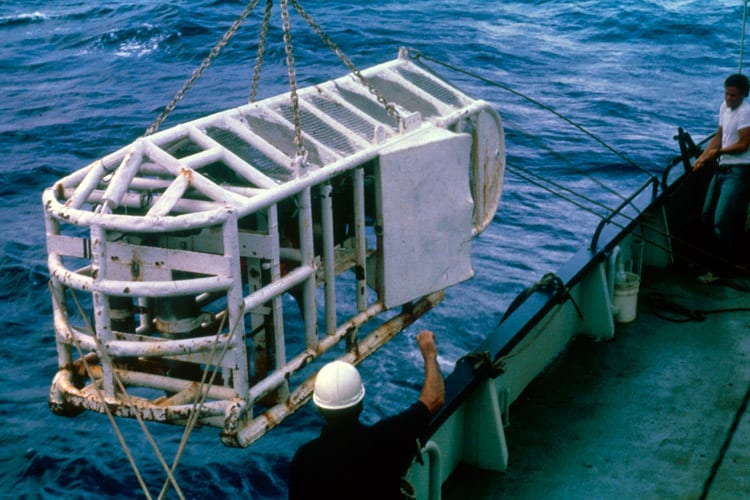 El vehículo ARGO siendo lanzado al mar durante la expedición
