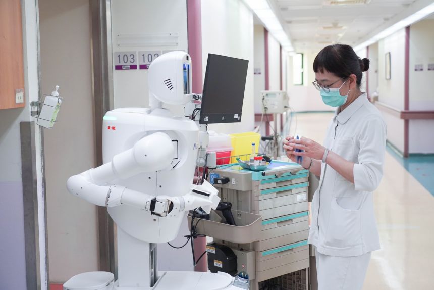 Enfermera interactuando con Nurabot en un pasillo de hospital