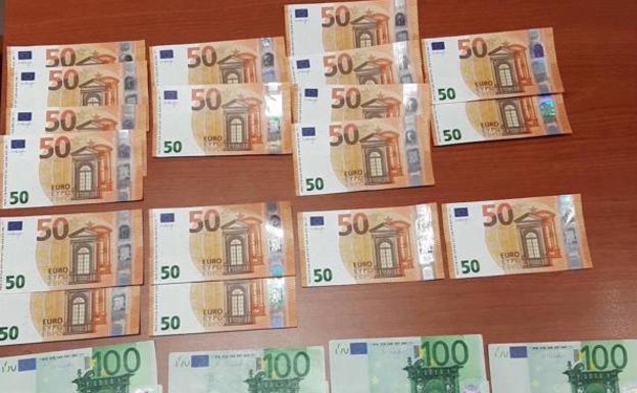 Billetes de 50 y 100 euros sobre una mesa