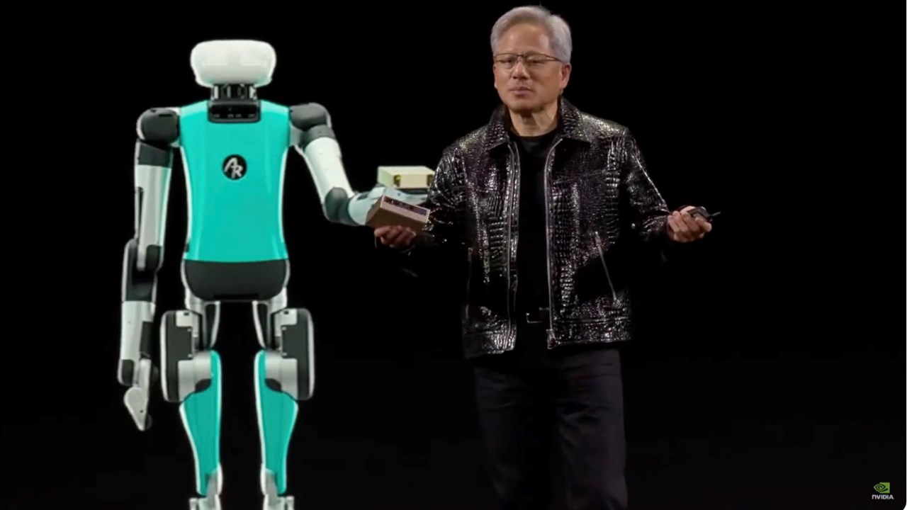 Un hombre interactuando con un robot