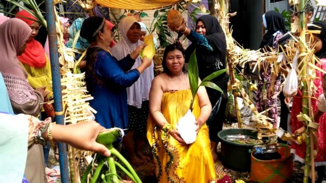 Upacara mandi tujuh bulanan