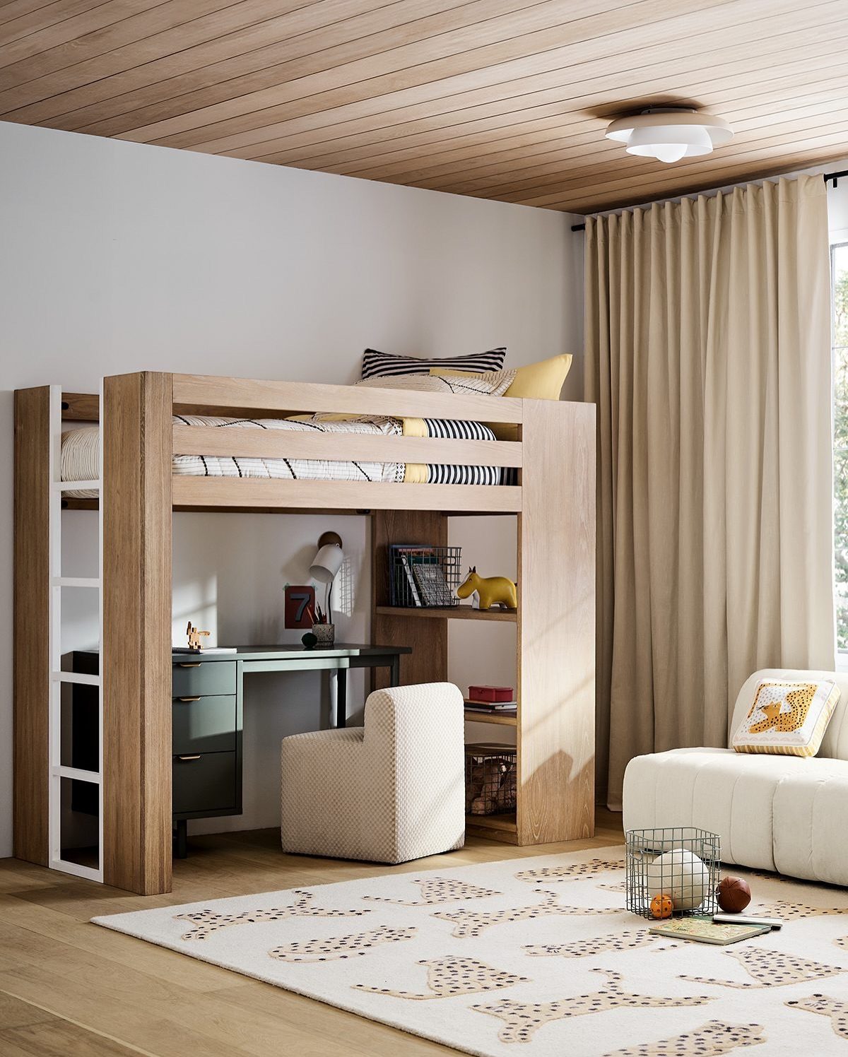 Interiér tiny house ve výrobě — ruční práce se dřevem