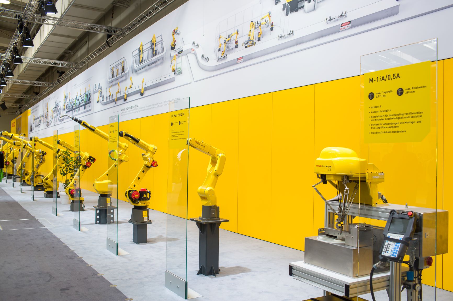 Sala con múltiples robots industriales en un entorno de competición