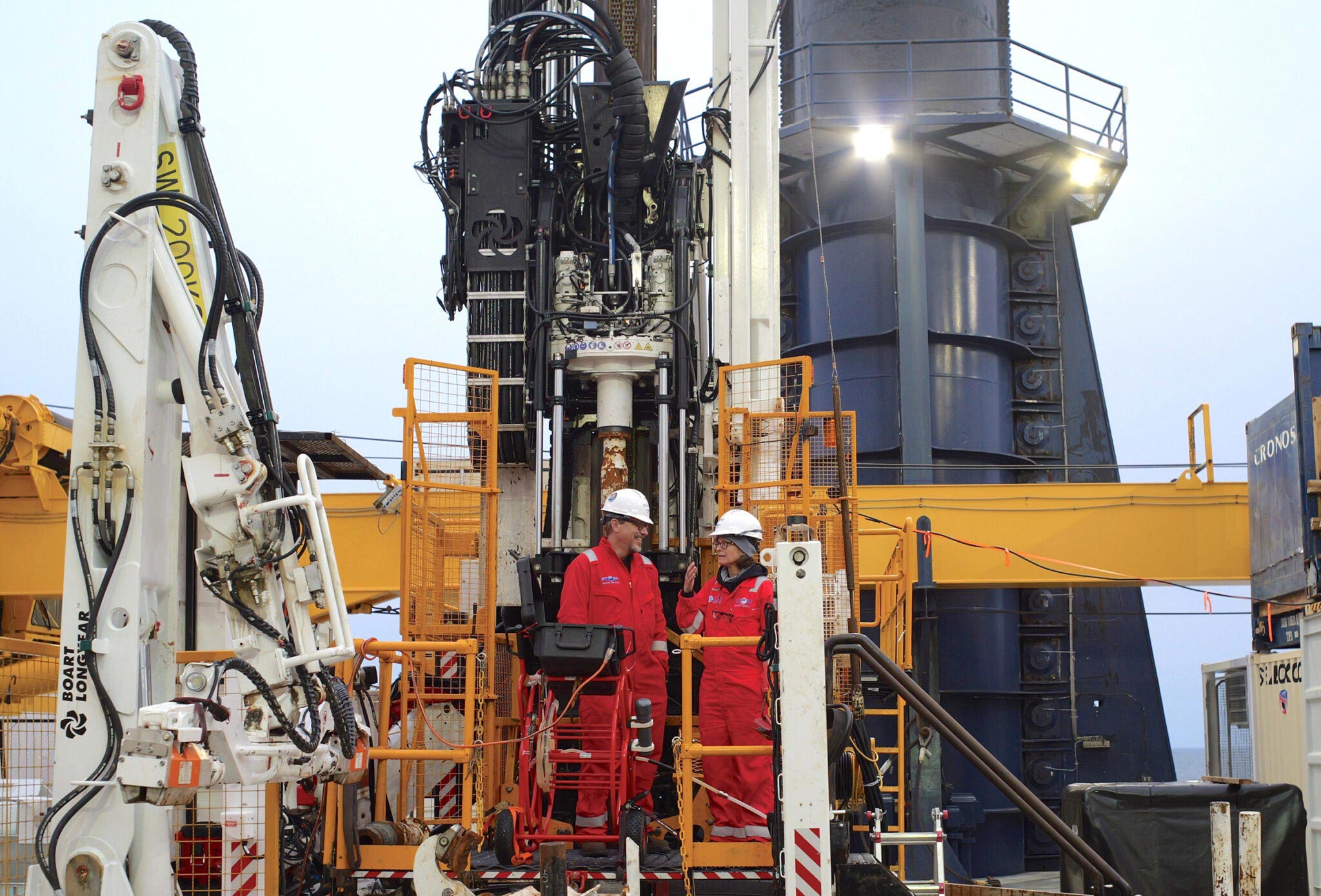 Científicos trabajando en una plataforma de perforación marina