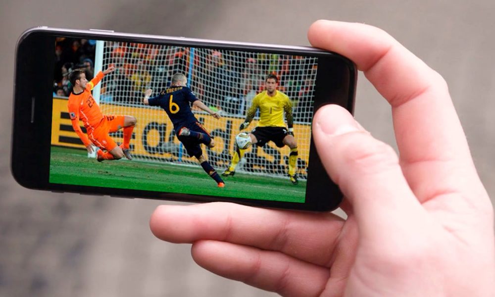 Usuario viendo fútbol en su móvil