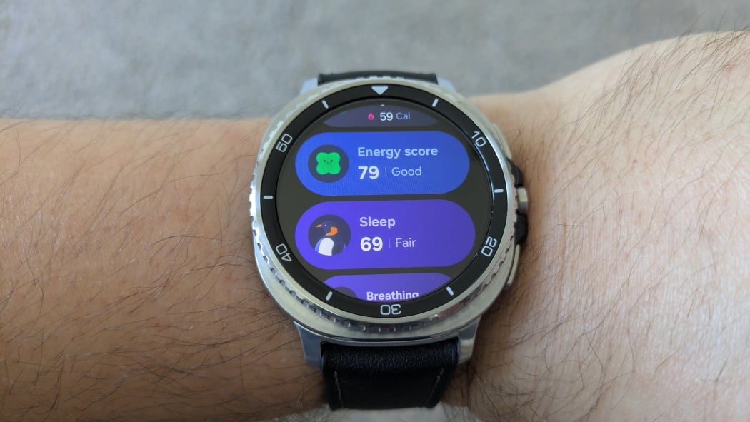 Pantalla del Samsung Galaxy Watch 8 mostrando estado de batería y energía
