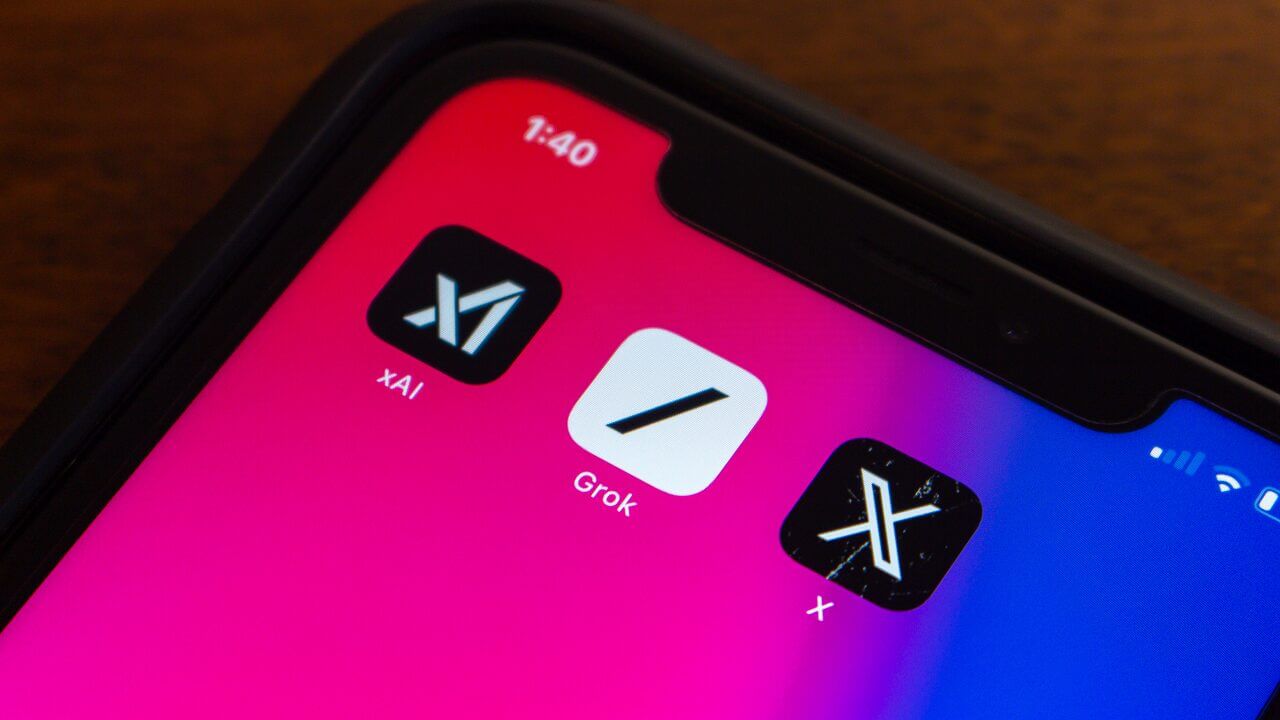 Pantalla de teléfono mostrando aplicaciones de xAI y Grok