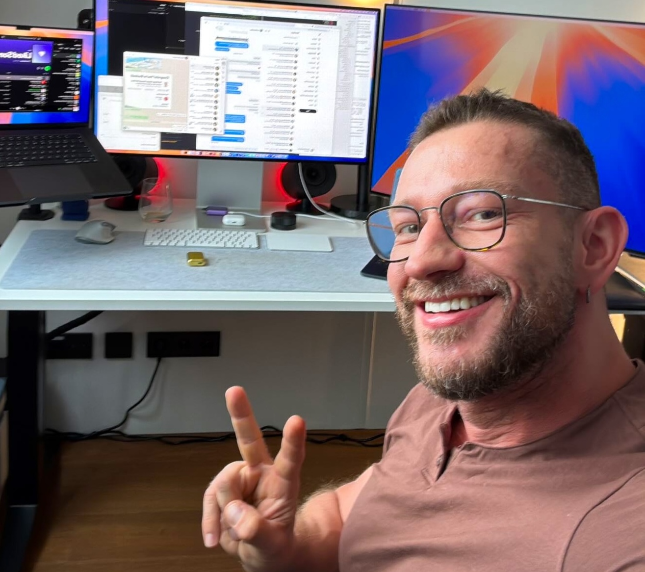 Peter Steinberger sonriendo y mostrando un gesto de victoria