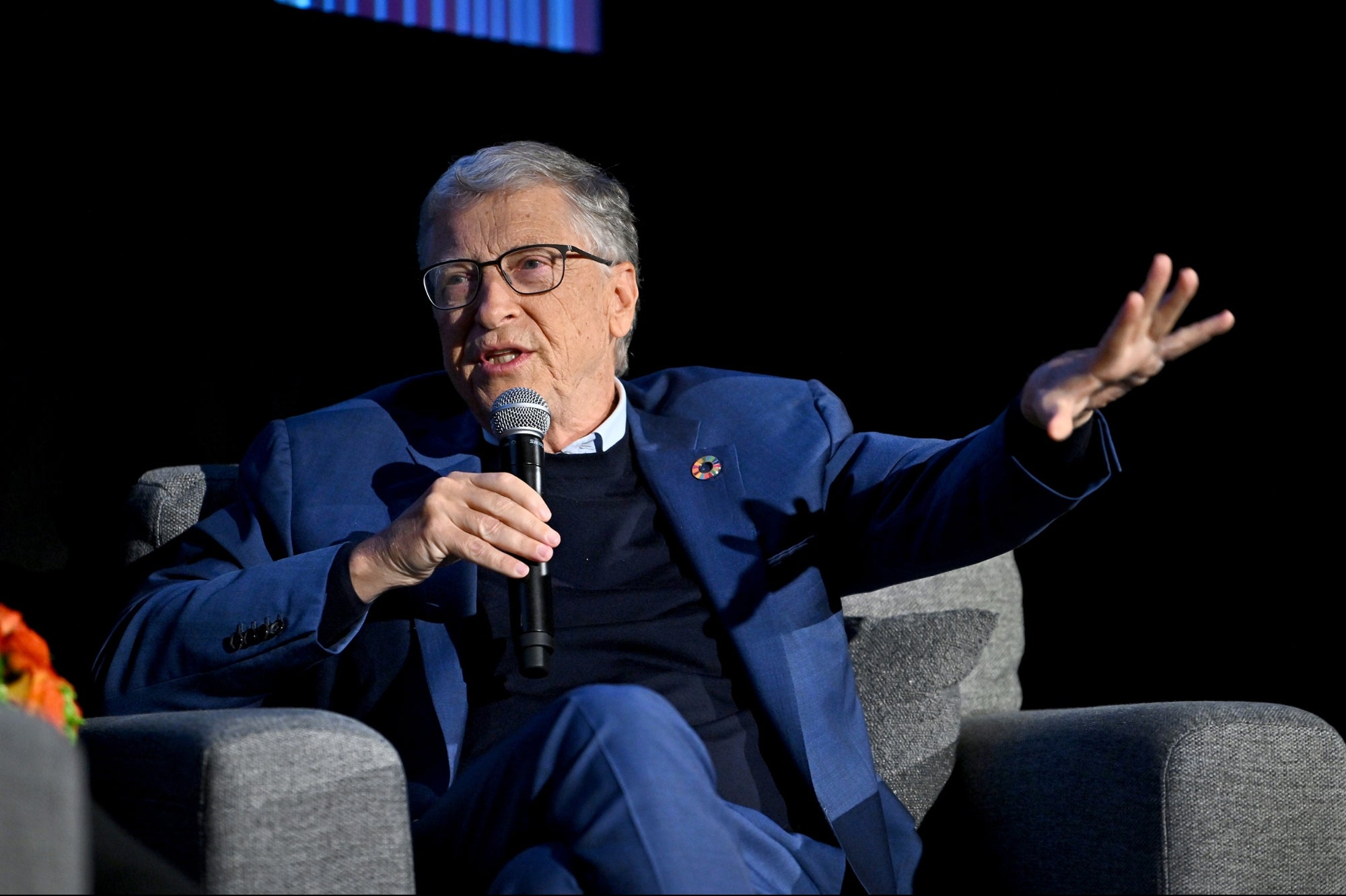 Bill Gates hablando sobre inteligencia artificial y Alzheimer