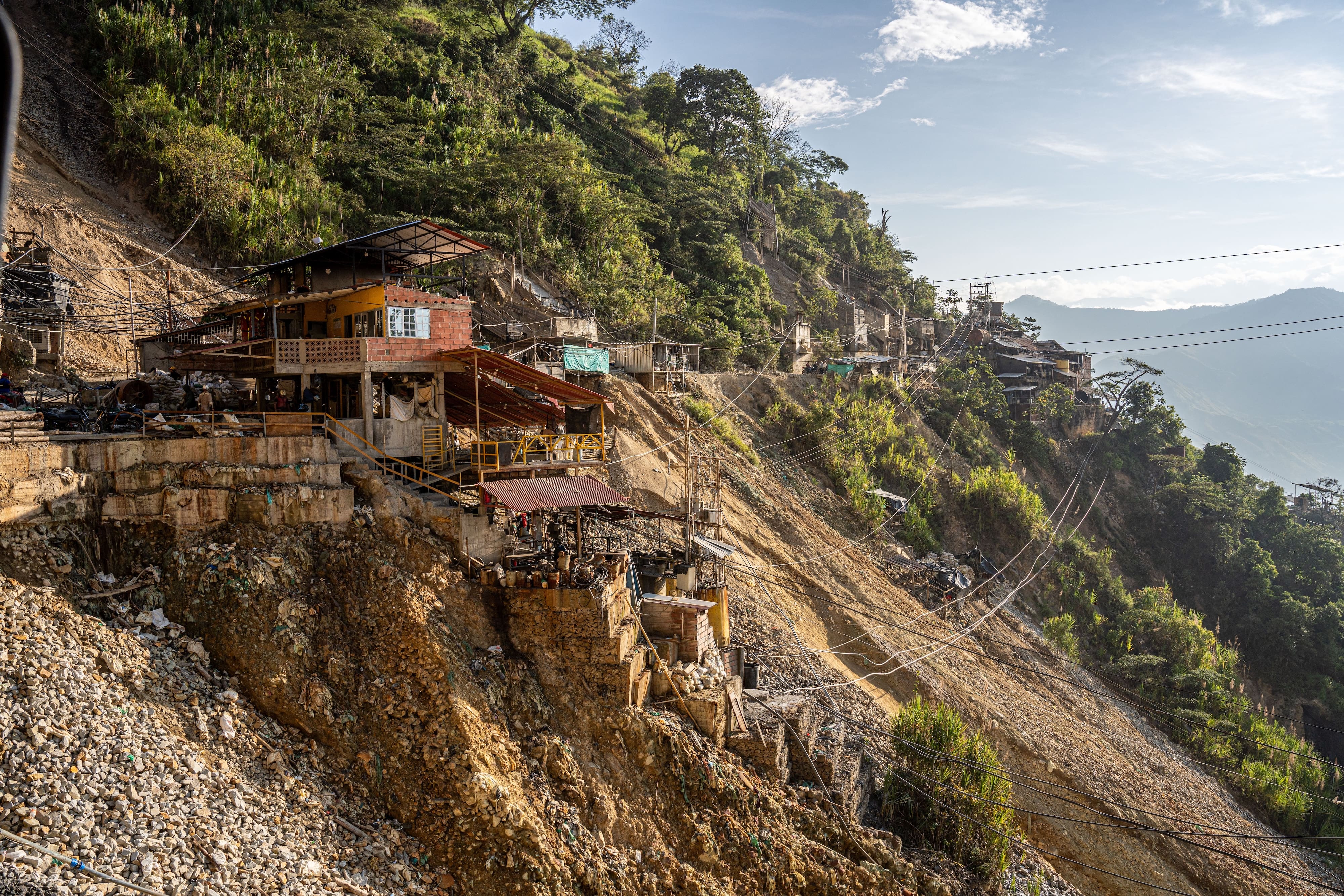 Poblado minero en ladera con casas y vegetación