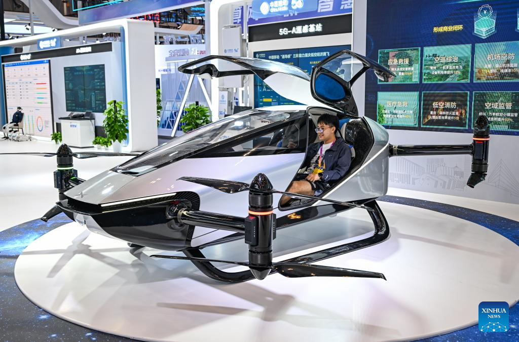 Modelo de vehículo volador en la Exposición Mundial de la Industria Inteligente 2025
