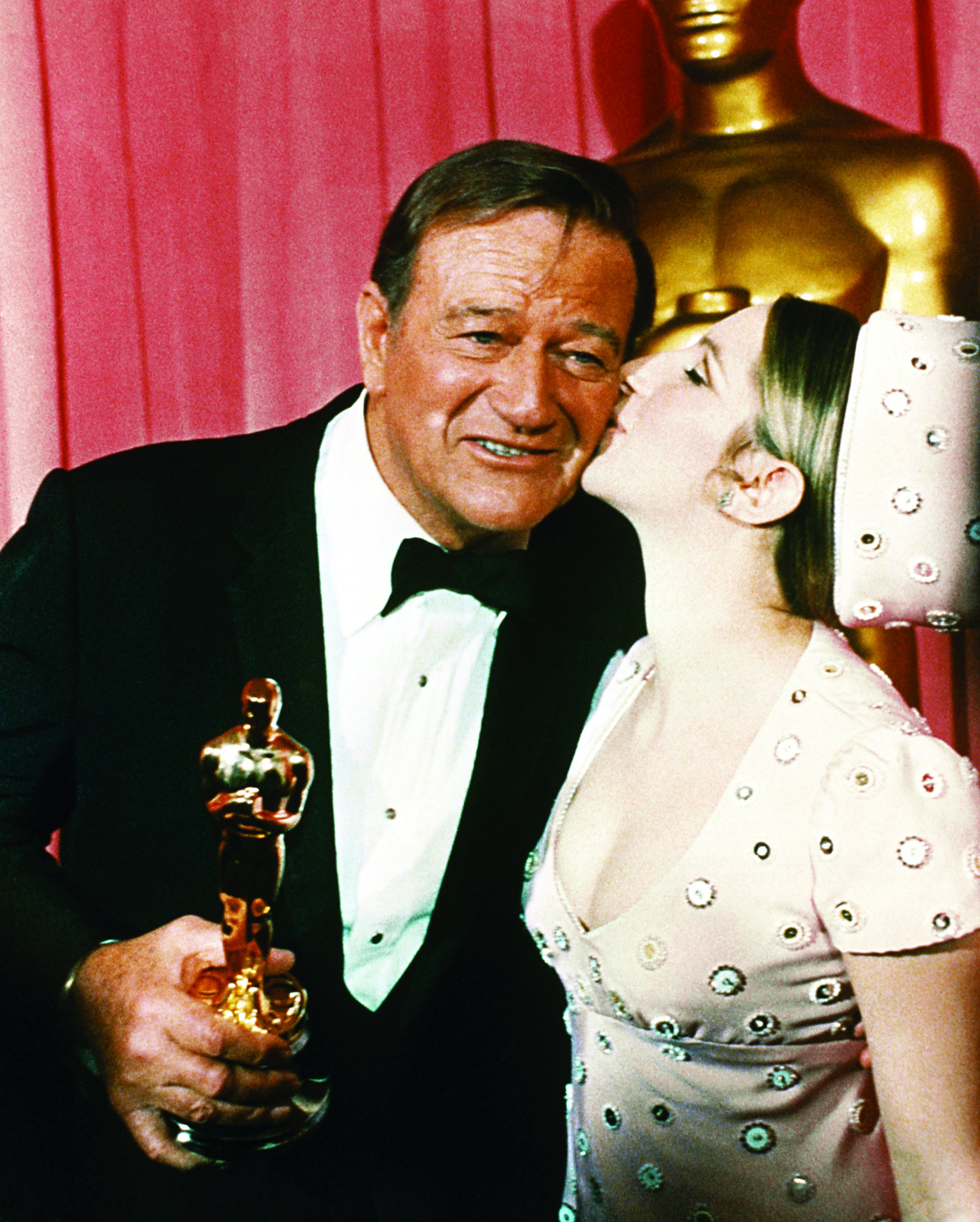 John Wayne recibiendo el Oscar por Valor de Ley en 1969