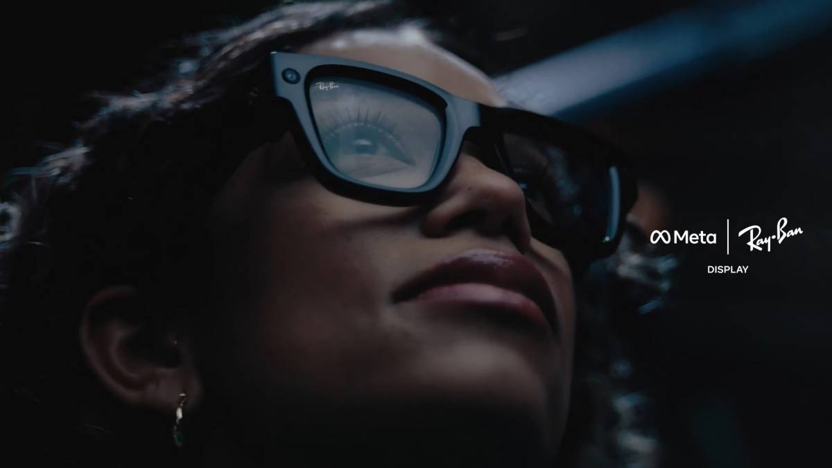 Mujer usando gafas inteligentes Meta Ray-Ban