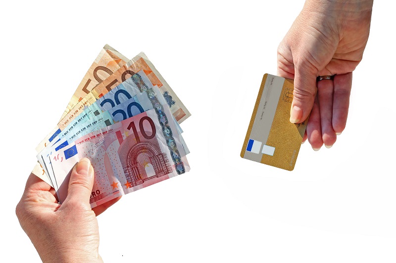 Comparación entre pagar en efectivo y con tarjeta