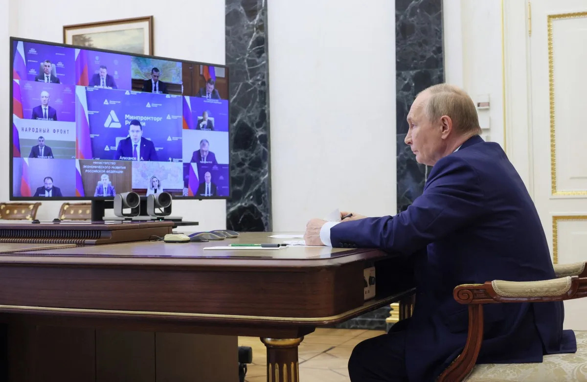 Putin en una videoconferencia con múltiples participantes