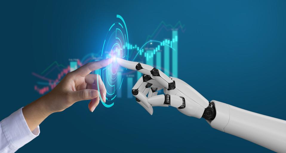 Mano humana y robot interactuando en entorno financiero